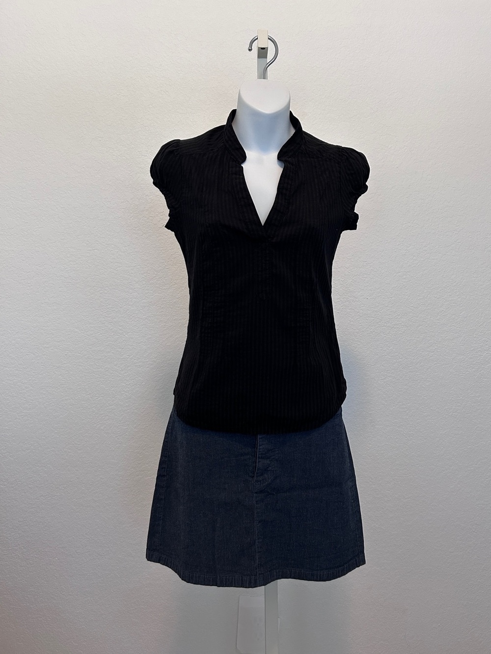 H&M Black Shadow Stripe Cap-Sleeve Split Neck Blouse size 6